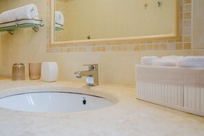 Shower, hair dryer, bidet, towels