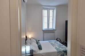 1 soveværelse, pengeskab på værelset, strygejern/strygebræt