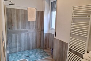 Shower, free toiletries, hair dryer, bidet - Near Milan (Il Cortiletto Apartment) (Pogliano Milanese)