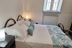 1 soveværelse, pengeskab på værelset, strygejern/strygebræt