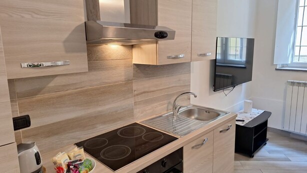 Coffee/tea maker, fridge, microwave, oven - Near Milan (Il Cortiletto Apartment) (Pogliano Milanese)