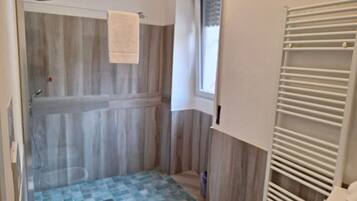 Dusche, Haartrockner, Bidet, Handtücher