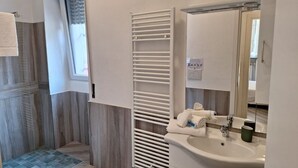 Shower, free toiletries, hair dryer, bidet - Near Milan (Il Cortiletto Apartment) (Pogliano Milanese)