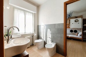 Dusche, Haartrockner, Bidet, Handtücher