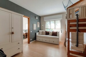 2 chambres, bureau, fer et planche à repasser, accès au Wi-Fi (inclus)