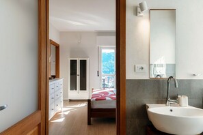 2 bedrooms, desk, iron/ironing board, free WiFi - Between sky and lake, a stone's throw from the center of Como (Luce di Lago Terrace) (Como)