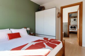 2 habitaciones, escritorio, tabla de planchar con plancha y wifi gratis 