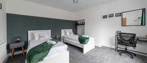 5 slaapkamers, een strijkplank/strijkijzer, internet, beddengoed