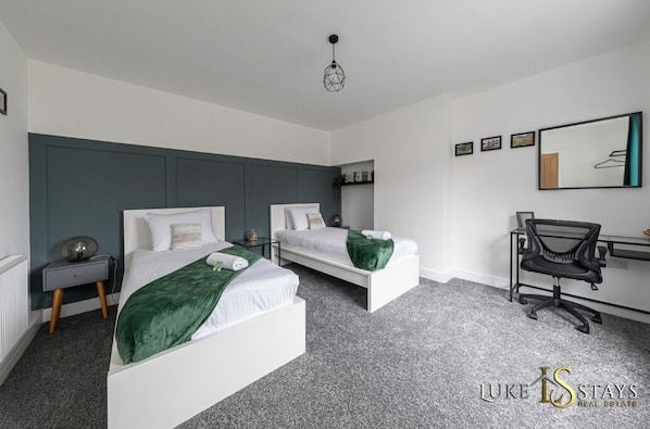 5 bedrooms, iron/ironing board, internet, bed sheets