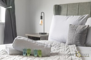Tabla de planchar con plancha, acceso a internet y ropa de cama 
