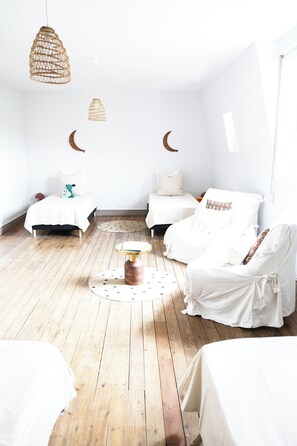 5 bedrooms, iron/ironing board, WiFi, bed sheets