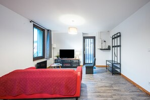 2 bedrooms, iron/ironing board, WiFi