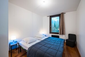 2 bedrooms, iron/ironing board, WiFi