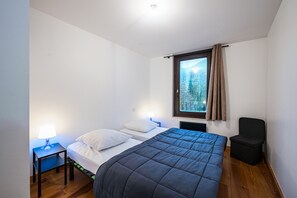 2 bedrooms, iron/ironing board, WiFi