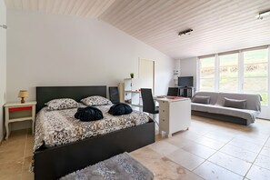 1 habitación, tabla de planchar con plancha, wifi y ropa de cama 