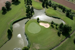 An aerial view of a golf course with water hazards, sand bunkers, and trees. - Studio 'Domaine De La Chambarde' with Mountain View, Wi-Fi and Air Conditioning (Létra)