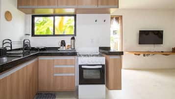 Kjøleskap, ovn, kokeplater og brødrister