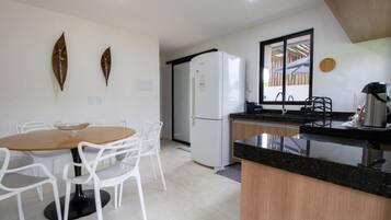 Frigorifero, forno, piano cottura, tostapane