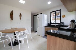 Jääkaappi, uuni, liesi, leivänpaahdin