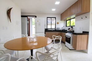 Refrigerador, horno, parrilla de estufa y tostadora