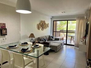 TV - Beachfront Apartment in a Condo with Balcony (Barra de São Miguel)