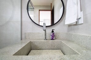 Shower, towels, toilet paper - Casa Milagres 03 suites - 300m from the beach (Porto de Pedras)
