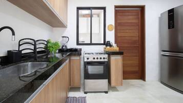 Frigorífico, microondas, horno y placa de cocina