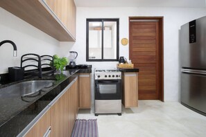 Réfrigérateur, four à micro-ondes, un four, surface de cuisson