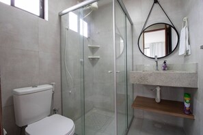 Regadera, toallas, papel de baño 