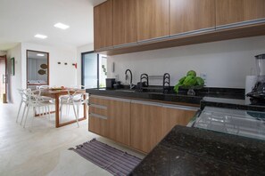 Réfrigérateur, four à micro-ondes, un four, surface de cuisson