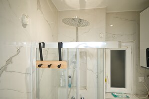 Dusche, Haartrockner, Handtücher, Seife
