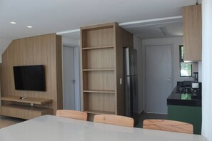 Geladeira, micro-ondas, fogão, cooktop