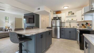 Réfrigérateur, micro-ondes, four, plaque de cuisson