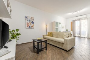 TV - Apartment 'Pirtusu Del Porto 2, Palermo' with Balcony, Wi-Fi and Air Conditioning (Palermo)