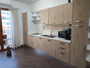 Kühlschrank, Mikrowelle, Ofen, Herdplatte