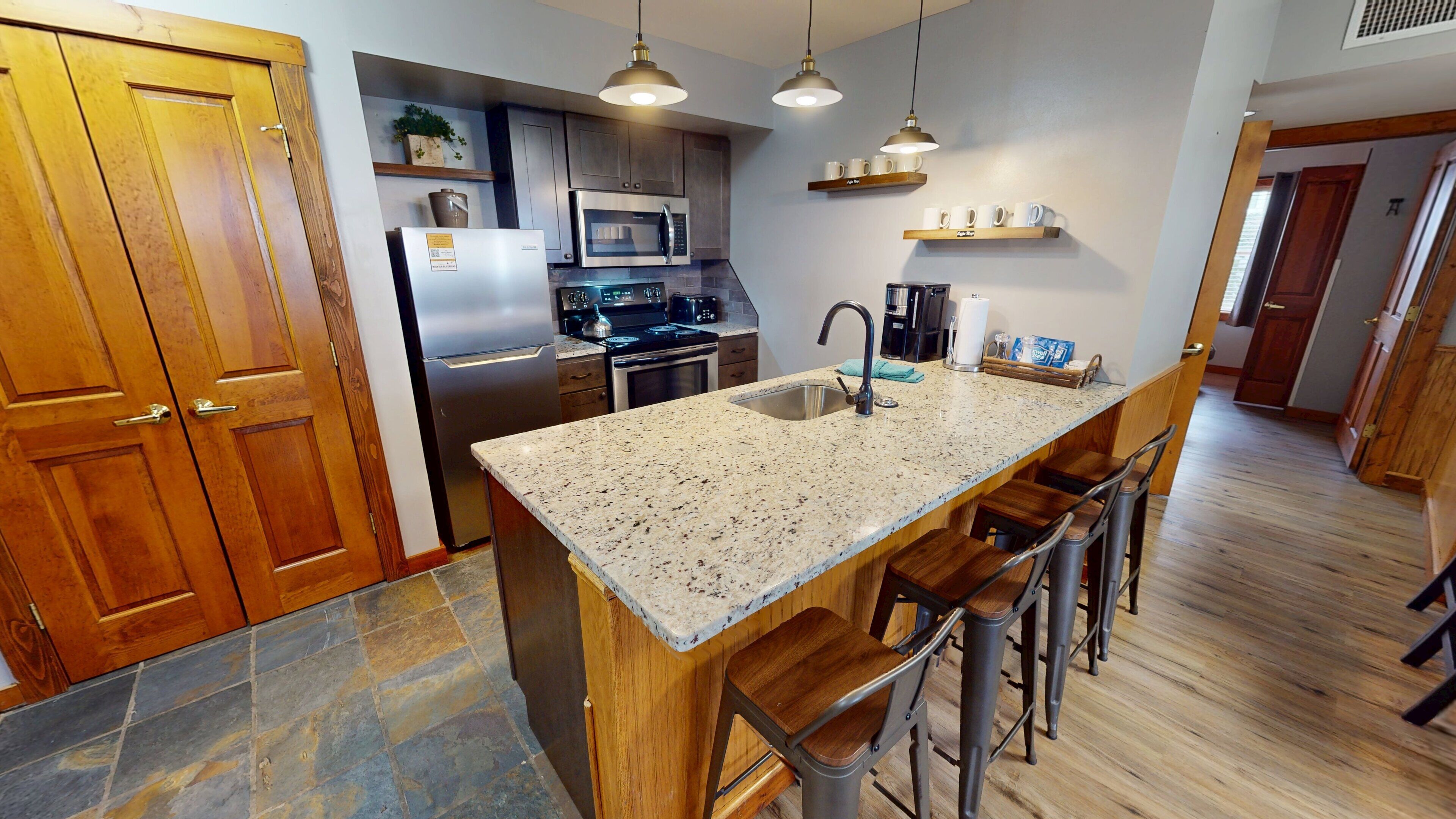 Réfrigérateur, micro-ondes, four, lave-vaisselle