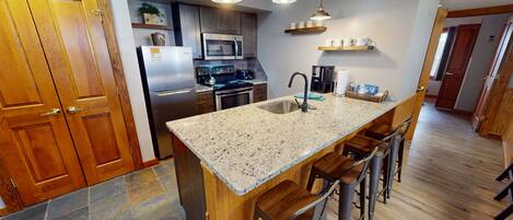 Réfrigérateur, micro-ondes, four, lave-vaisselle