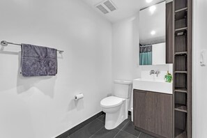 Hiustenkuivaaja, pyyhkeet, saippua, vessapaperi