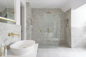 Dusche, Haartrockner, Handtücher