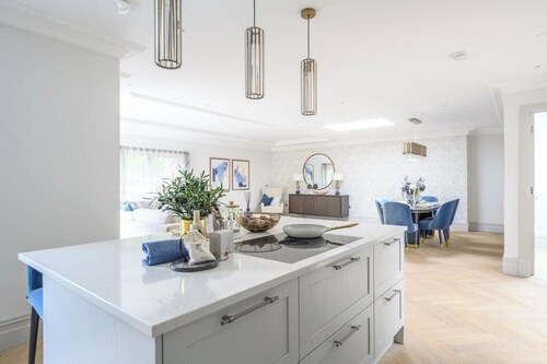 3 Bdr Penthouse| Terrace & Parking By Tempstay