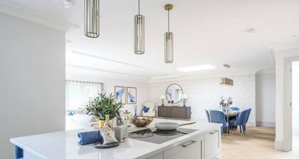 3 Bdr Penthouse| Terrace & Parking By Tempstay