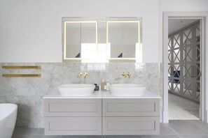 Suihku, hiustenkuivaaja, pyyhkeet