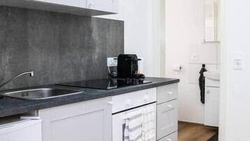 Kühlschrank, Ofen, Herdplatte, Kochgeschirr/Geschirr/Besteck