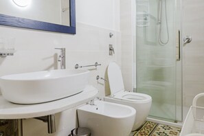 Regadera, secadora de cabello, bidet, toallas 