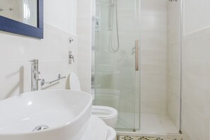 Een douche, een haardroger, een bidet, handdoeken