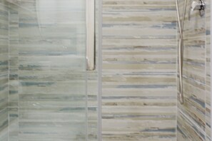 Dusche, Haartrockner, Bidet, Handtücher