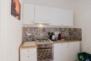 Refrigerador, horno, parrilla de estufa y cafetera y tetera 