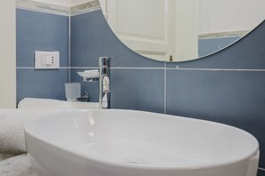 Regadera, amenidades de baño gratuitas, secadora de cabello, batas 