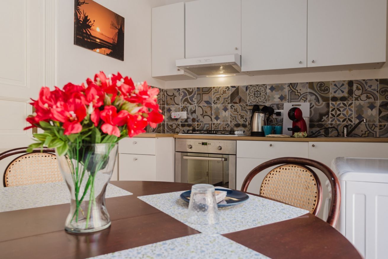 Fridge, oven, stovetop, coffee/tea maker