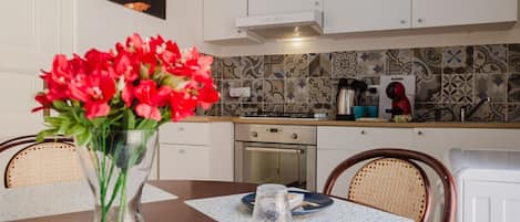 Fridge, oven, stovetop, coffee/tea maker